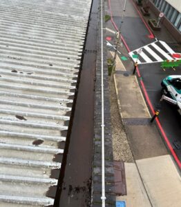 Commercial building gutter cleaning 